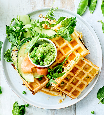 Wafeltjes met erwtenpesto en fris lentegroen 