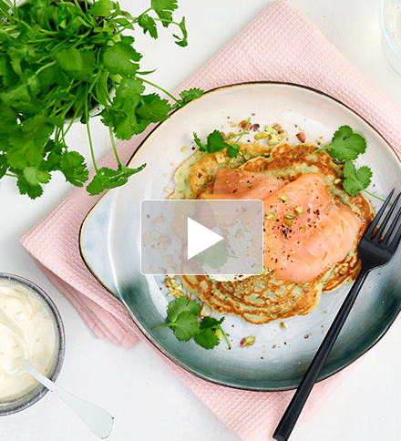 Kruidenpannenkoekjes met gerookte zalm en mosterddressing 