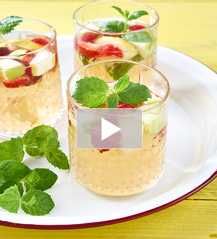 Witte sangria met zomerfruit 