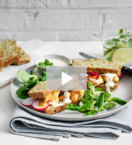 Broccolisandwich met kippenblokjes en platte kaassaus