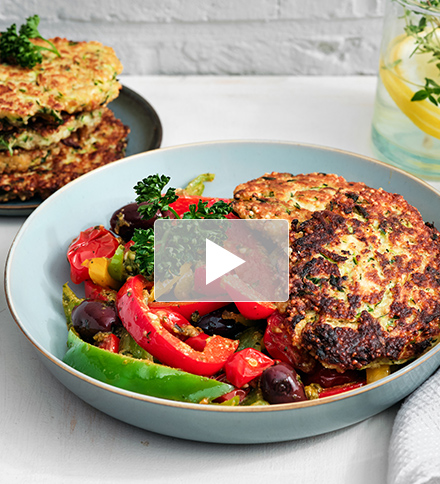 Quinoa-courgettebeignets met paprika-tomatensalade