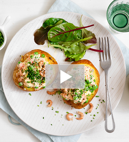 Gepofte aardappel met ei, garnalen en zalm