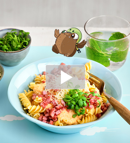 Pasta met bloemkool-wortelsaus, krokante hamblokjes en broccolikers 