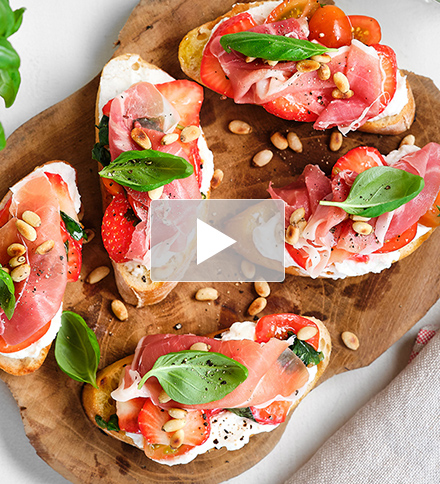 Bruschetta met aardbeien, ricotta en ham 