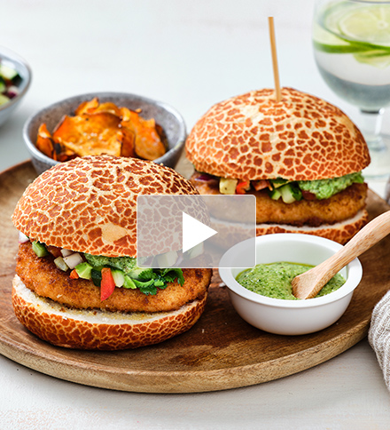 Kabeljauwburger exotique met groentesalsa en zoete aardappelchips