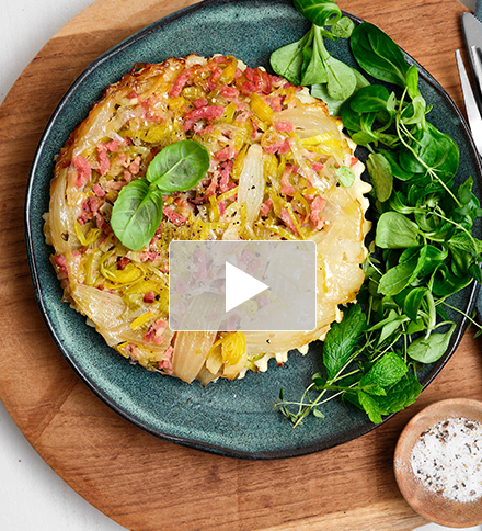 Tarte tatin van prei, ui en spekjes