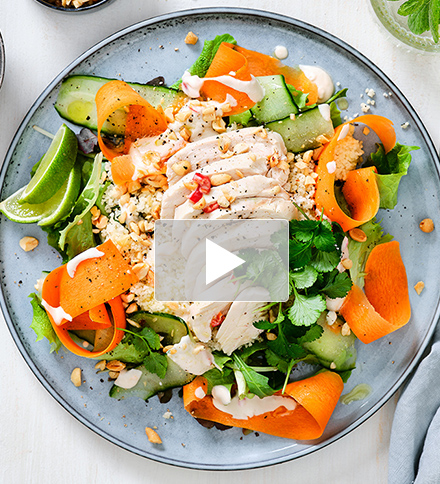 Maaltijdsalade met kip en kokosdressing