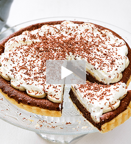 Chocolade-bananentaart met slagroom