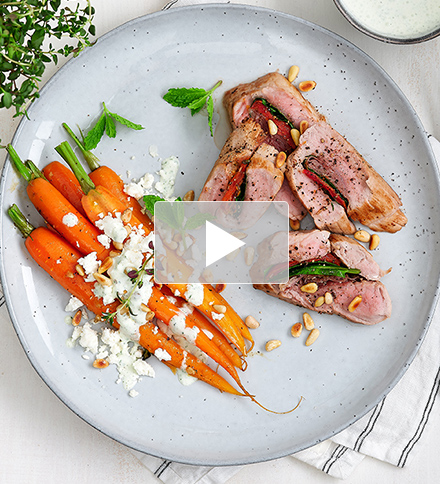 Gevuld varkenshaasje met zoete tijm-worteltjes, feta en kruidensausje